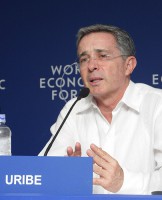Expresidente Uribe sufrió accidente con un caballo